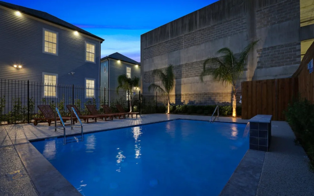 Modern 3BR Condo With Pool