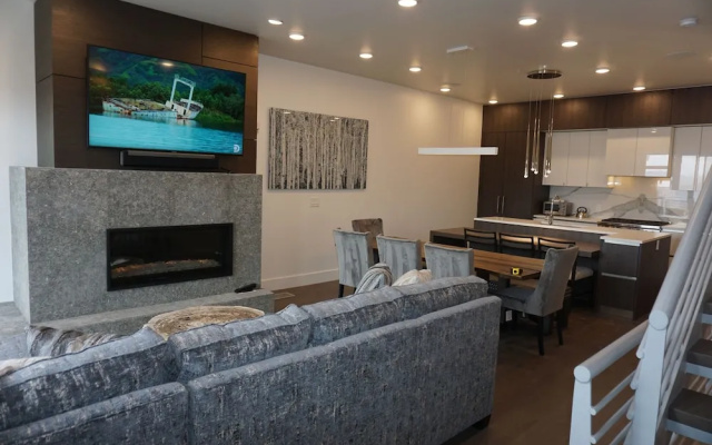 New 3br/4ba Stunning  In Canyons Village 3 Bedroom Condo by RedAwning
