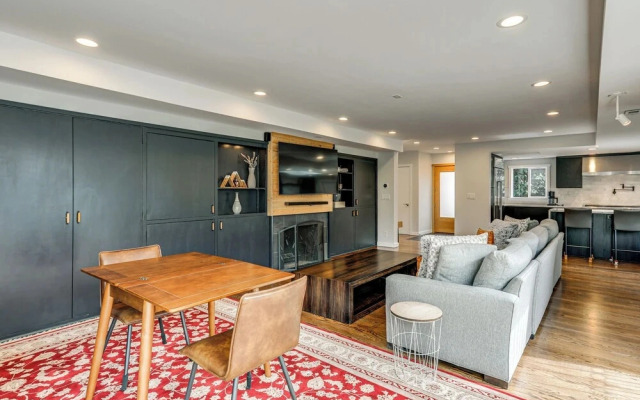 Modern Broadway Luxury: Spacious Seattle Home!