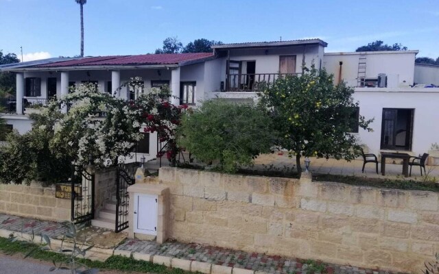 Отель Karpaz Farm Guest House Кипр, Ризокарпасо - отзывы, цены и фото номеров - забронировать отель Karpaz Farm Guest House онлайн вид на фасад