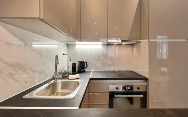 #Aura Studios & Suites F24
