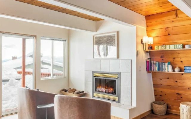 Chickadee by Avantstay Modern A-frame Cabin