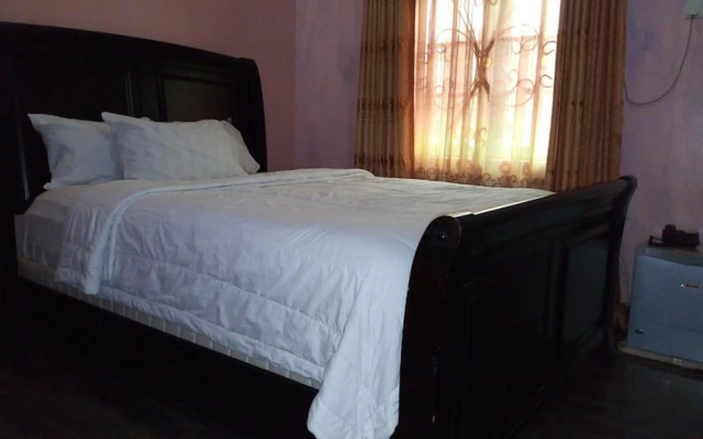 First Laurel Hotel & Suites