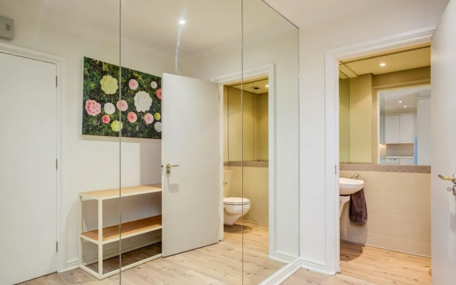 Contemporary Apartment Close to the Radisson Majolica