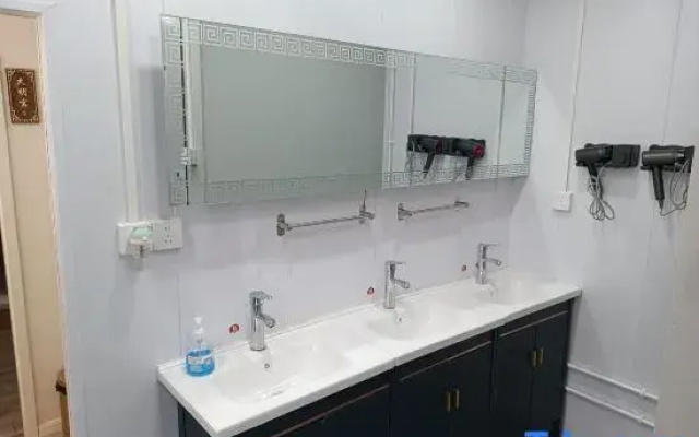 Zhonggulou  Youth Hostel (Xi'an Zhonglou Subway Station Huimin Street Branch)