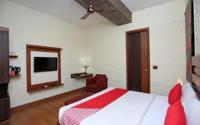 OYO 13602 Hotel The Town House