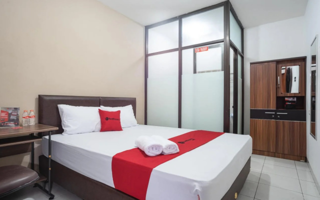 RedDoorz near Eka Hospital BSD City