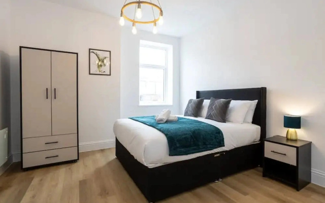 NEW Spacious Flat Ideal for Business Sleeps 4