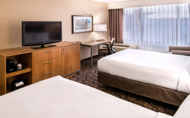Holiday Inn Hotel & Suites Warren by IHG