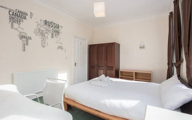 Отель Spacious 4 Bedroom House in South Lambeth комната для гостей