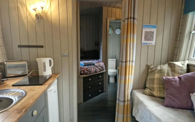 Cabin - Sleeps 2 hot tub & Parking