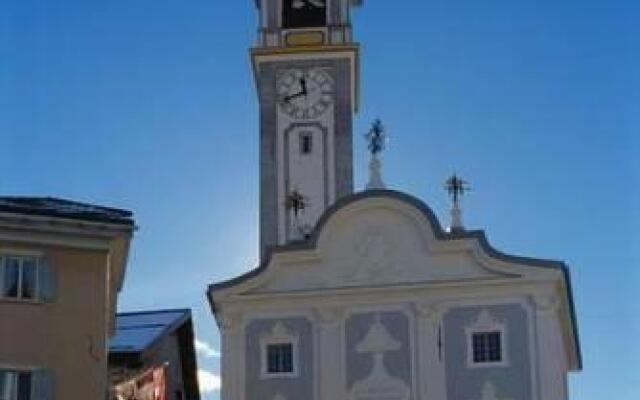 Отель Gasthaus Zum Weissen Kreuz Швейцария, Самедан - отзывы, цены и фото номеров - забронировать отель Gasthaus Zum Weissen Kreuz онлайн вид на фасад