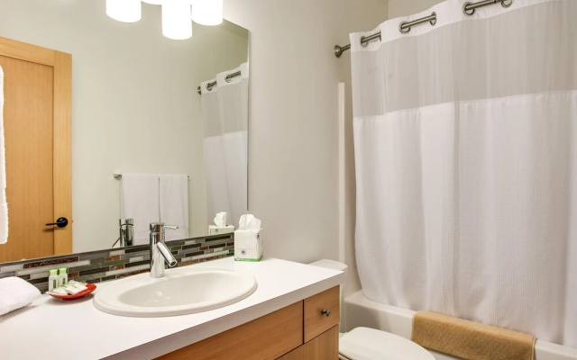 Front Street Suites