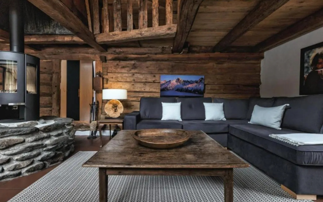 4BR Traditional Chalet BBQ + Fireplace + View
