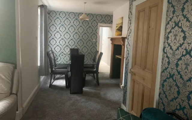 House - Sleeps up to 8 People & Free Parking