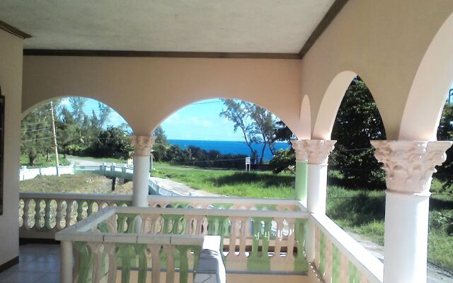 Отель Dolphin Bay Yoga Guest House Ямайка, Порт Антонио - отзывы, цены и фото номеров - забронировать отель Dolphin Bay Yoga Guest House онлайн вид на фасад