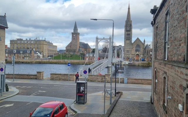 Stunning Spacious Apartment on River Ness
