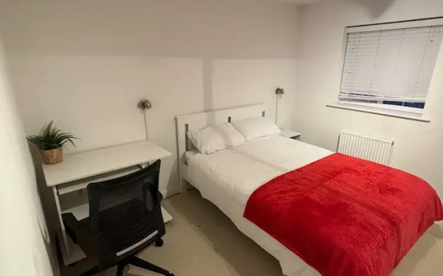 Dartford, 4 Beds, Sleeps 8, Near Bluewater and M25