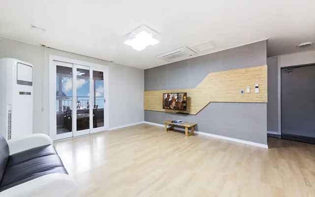 Geoje Beach Mongdol House Pension