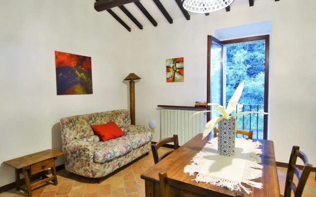 Pleasant holiday home in Mantignana with private terrace