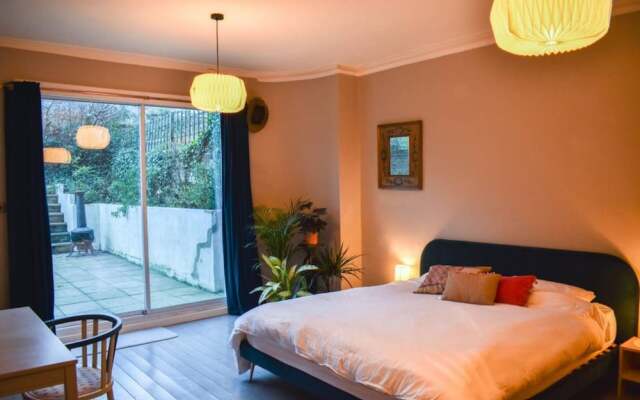 Отель Bright 2 Bedroom Garden Flat in the Heart of Hove комната для гостей