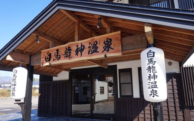 Отель Hakuba Ryujin Onsen Хакуба вид на фасад