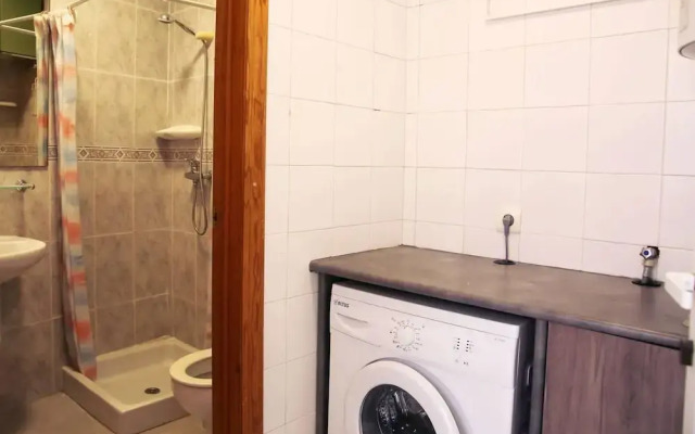 Modern 3-bed Apt, Sleeps 7, 6 Min Walk to Beach