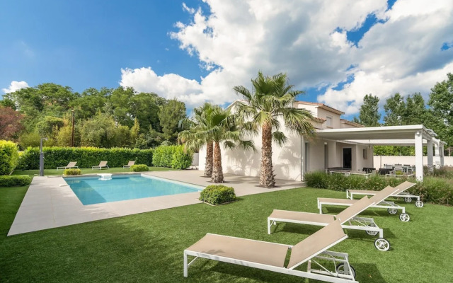 Luxurious Villa in Saint Genies de Fontedit With Heated Pool