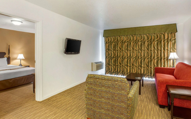 Quality Inn & Suites Tulare