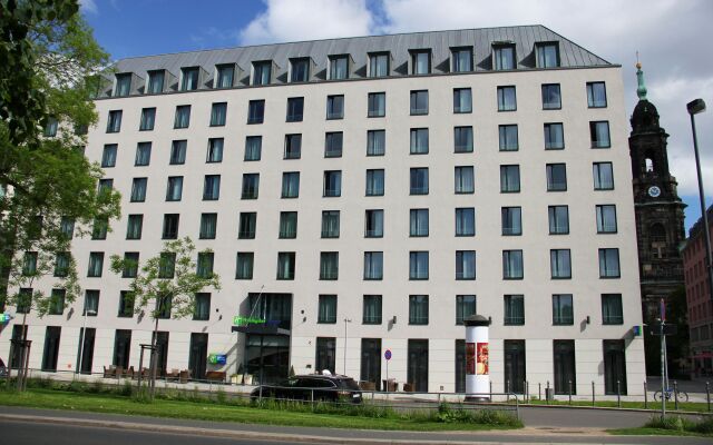 Отель Holiday Inn Express Dresden City Centre вид на фасад