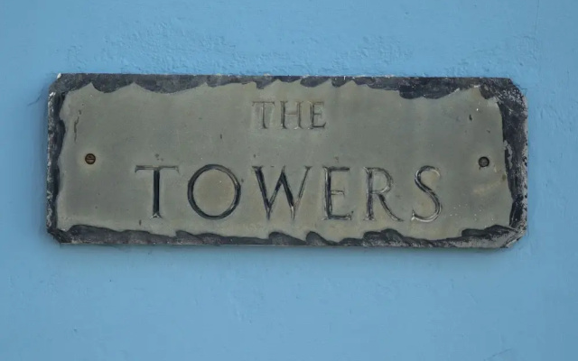The Towers - Castell