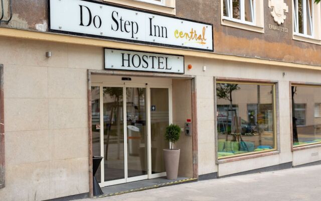 Отель Do Step Inn Central вид на фасад