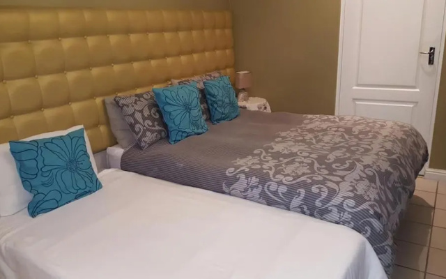Savoy Lodge - Budget Triple Room 5