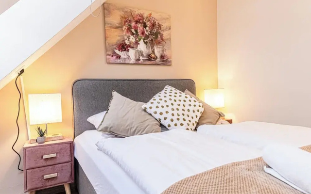 Stunning 12BR Floor For 24 People