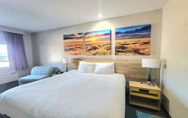Days Inn & Suites by Wyndham Katy