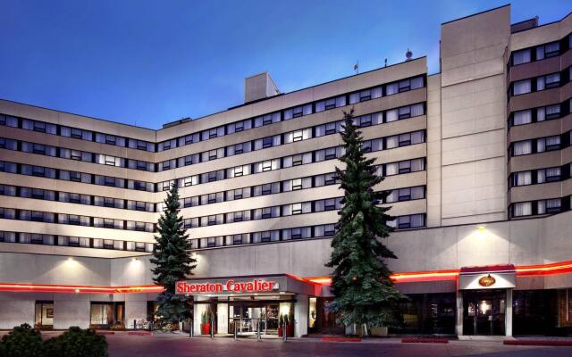 Отель Sheraton Cavalier Calgary Hotel Канада, Калгари - отзывы, цены и фото номеров - забронировать отель Sheraton Cavalier Calgary Hotel онлайн вид на фасад