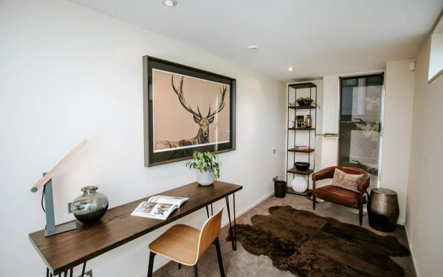 Lake Edge - Sleeps 6 - Centrally Located - Lake & Mountain Views