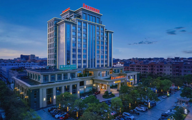 Vienna International Hotel Qishi Center Branch in Dongguan, Guangdong.
