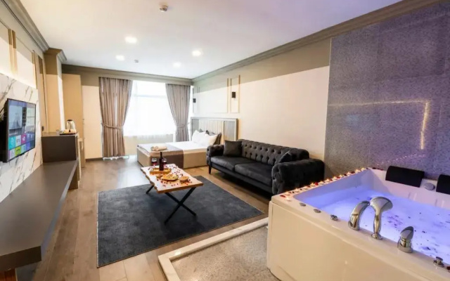 Отель The Royal Luxury