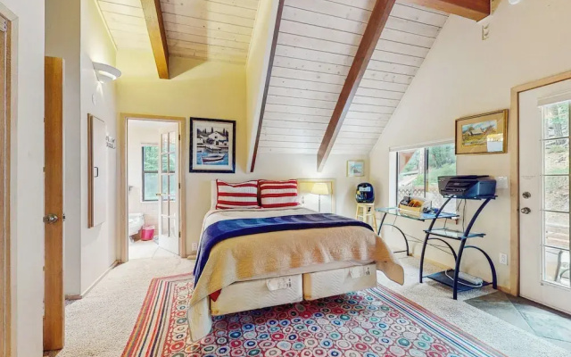 2BR Dog-friendly Cabin w/ Lake Views