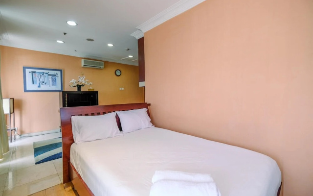 Homey And Comfort Studio At Roosseno Plaza Apartment