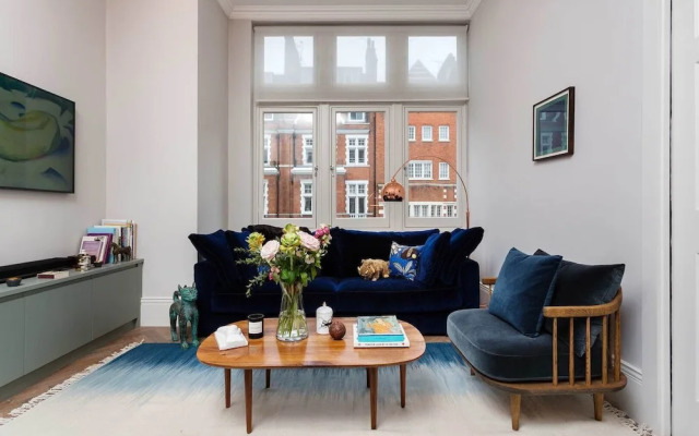 Modernist Beauty on Palace Court