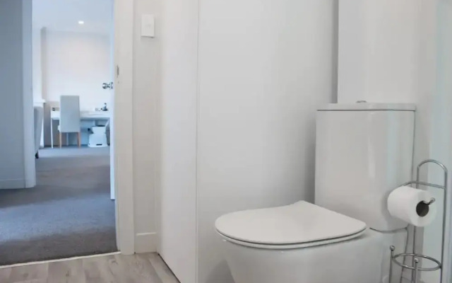 Freshly Renovated 2 Bedroom Apartment With Terrace