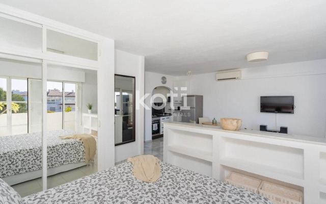 Lovely Loft with swimming pool and sea views Koti Rentals