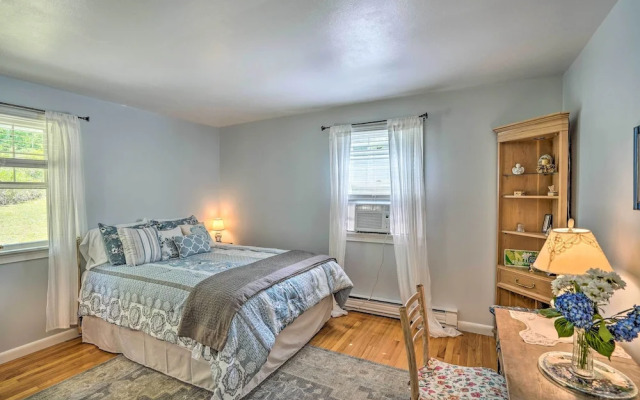 Stockbridge Home: Walk to Town Beach!
