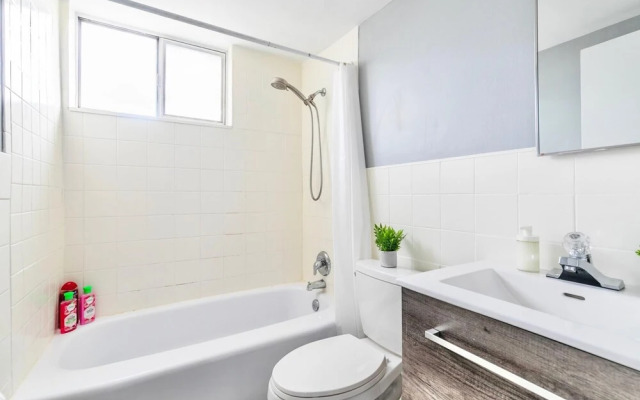 Bright 1BR apt w King bed -close to DT Hamilton