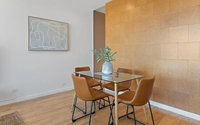 Modern 1-bed, City Skyline Views & Close to Shops