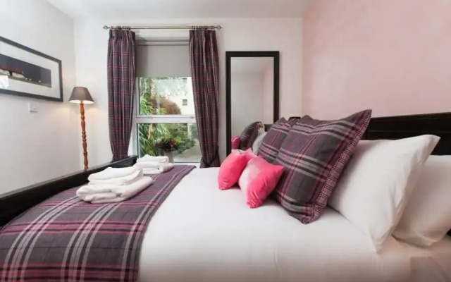 Holyrood Residence - Luxury Apartment With Parking