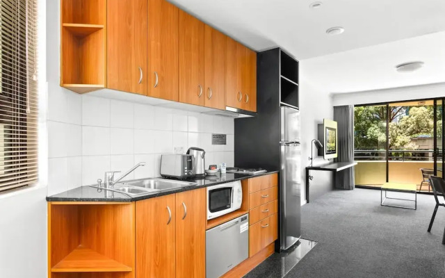 Sleek 1-bed by Jubilee Park With Pool