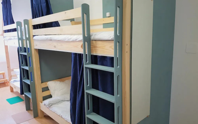 Seal hostel